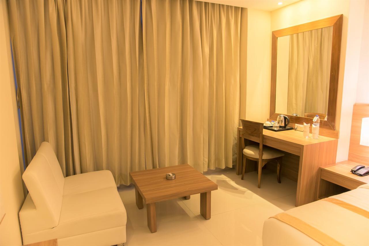 Sangai Continental Hotell Imphal Exteriör bild
